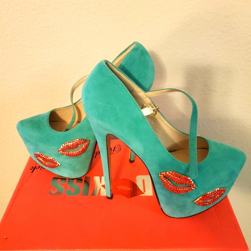 Red Kiss heels "Read My Lipstick"